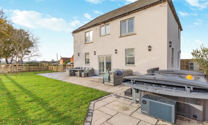Thorpe Cottage | 5 bedroom accommodation in East Stoke, near Newark