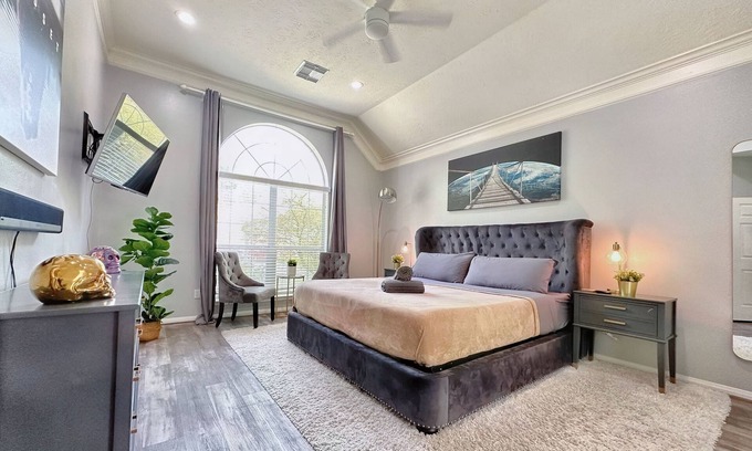 Barker House | 5-Star Luxury: 4King/2Full Beds, Pool & Chic Patio