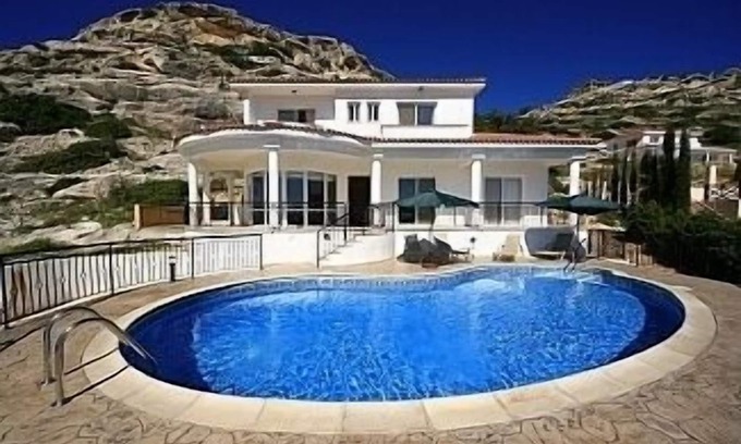 Peyia Town Villa | 5 * villa with sea views to take your breath away near Coral Bay in Peyia .