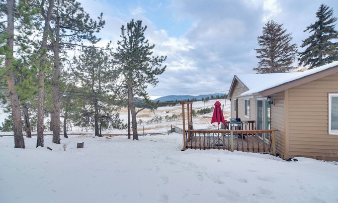Conifer Cottage | 6 Mi to Staunton State Park: Conifer Home w/Deck