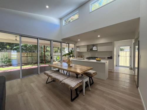 Rainbow Beach House | 6 Yeri Drive - Rainbow Shores. Aircon. Pets Welcome. Walk to beach