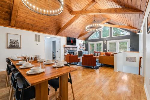 Massanutten House | 6br Luxe Cabin Sleeps 16 Hot Tub & Pool Table