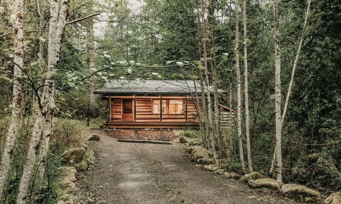 Warnick Cabin | 76GS - Genuine Log Cabin - WiFi - Pets Ok - Sleeps 4 by RedAwning