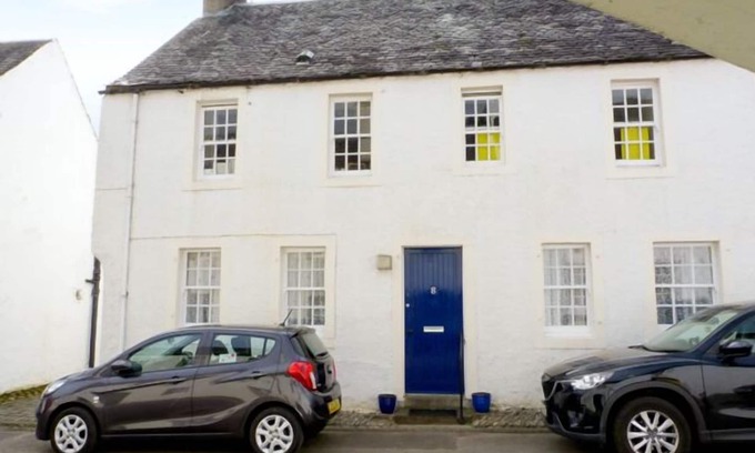 Murthly Apartment | 8 CATHEDRAL STREET, pet friendly, with a garden in Dunkeld