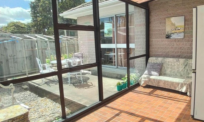 Burnside House | 8 mins drive to the airport