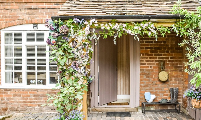 Newnham Cottage | A quirky country retreat within a substantial Georgian manor house.