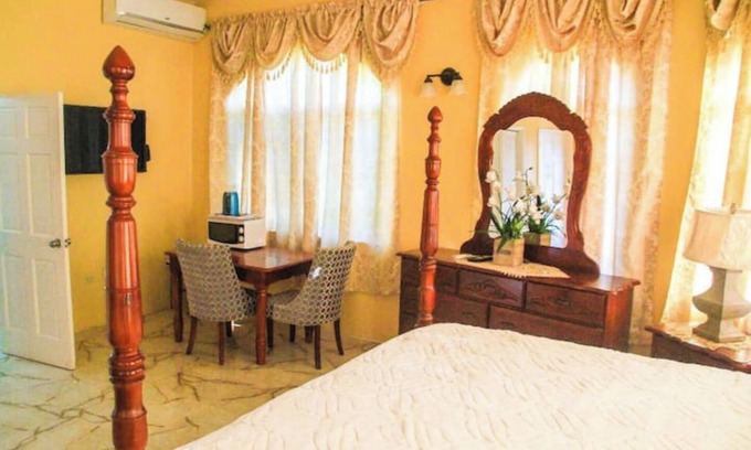 West End Apartment | A Rooftop View, Comfort & Event-Ready Spaces - #16