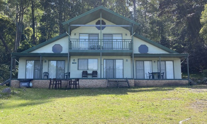 Longreach Ski Chalet | Absolute Waterfront - Banksia Chalet at Shoalhaven Lodge