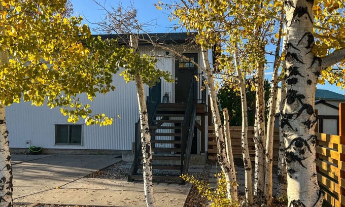 Bozeman Apartment | Adorable Duplex just one mile from Bozeman airport. 2-bedroom with 1 bath. π