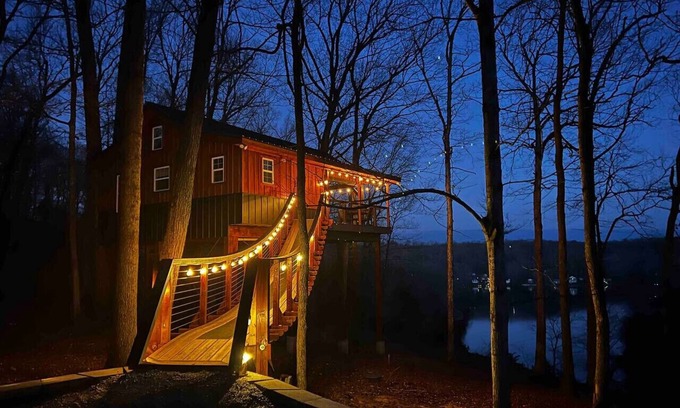 Penrod Cabin | Aerial Joy Treehouse with Hot Tub!(Lake Malone)