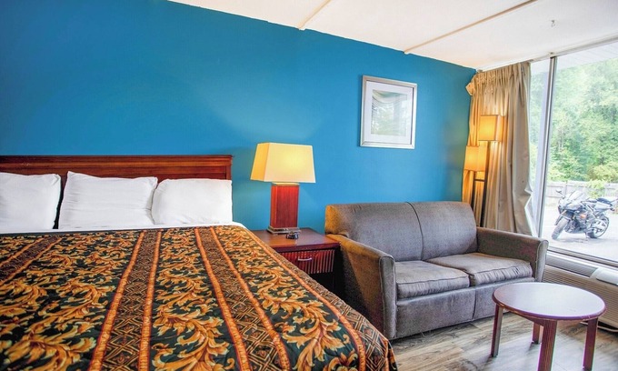 Kernersville Hotel | Affordable King Bed Room Close to Triad Park – Walkable Location