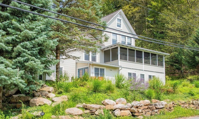 Eagles Mere House | Allura - Robin Vacation Rentals