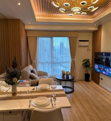 Barangka Ilaya Apartment | Amazing Sunrise View 2 Bed Room, QLED 65-Inch Samsung TV, Disney & Max, Max 5 Adult and 2 kids