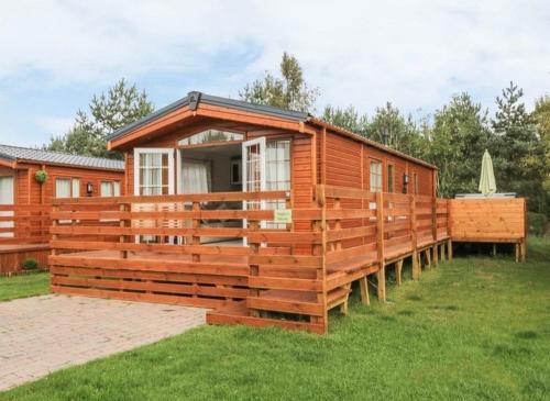 Morpeth Cabin | Angie's Haven, Superb 2 Bedroom Lodge with Hot Tub - Sleeps 6 - Felmoor Park