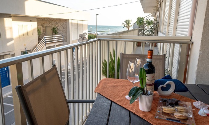 Marina di Ragusa Apartment | Apartment 'Appartamento Salgari Ponente' with Sea View, Wi-Fi and Air Conditioning