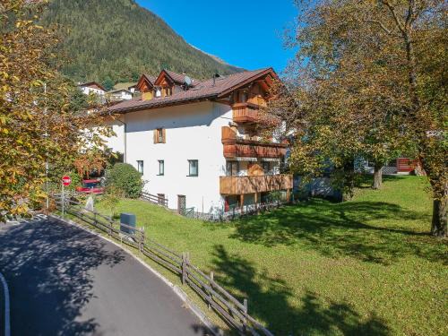 San Leonardo in Passiria Apartment | Apartments Hubertus - central St Leonhard - free parking - Netflix - PasseiertalCard included - hiking and biking from doorstep