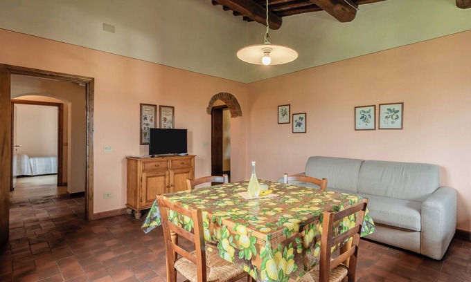 Fucecchio Apartment | Apartment 'Lo Stornello' with Shared Pool, Wi-Fi and Air Conditioning
