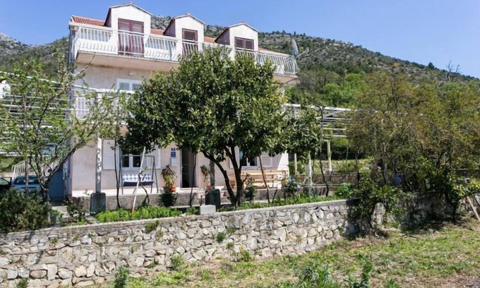 Brsecine Apartment | Apartment Marko - Three-Bedroom Apartment with Terrace and Sea View (Brsečine)