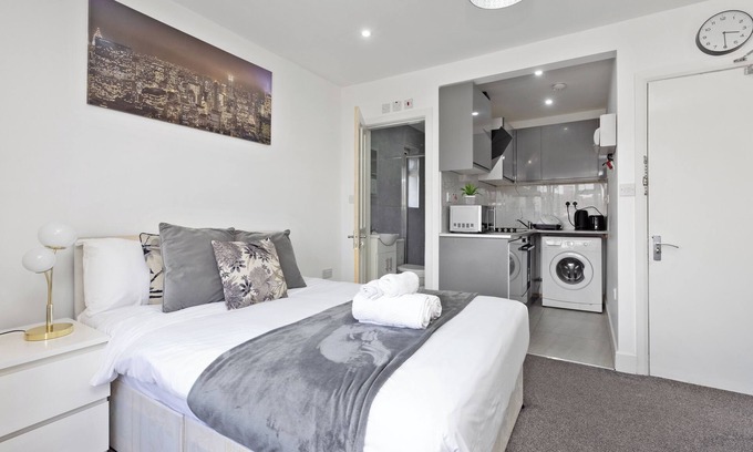 South Harrow Apartment | Apartment - Sleeps 5 & Free Parking