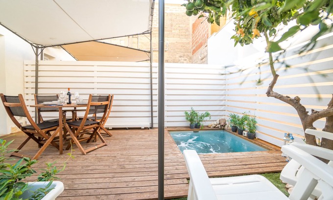 Marina di Ragusa Apartment | Apartment 'Suite Randa Con Idromassaggio' with Private Terrace, Wi-Fi and Air Conditioning