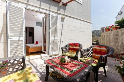 Babin Kuk Apartment | Apartments Pojko - Standard One-Bedroom Apartment with Terrace Red