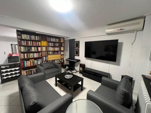 Vouliagmeni Apartment | Artistic & cozy ! Just 5' to seaside
