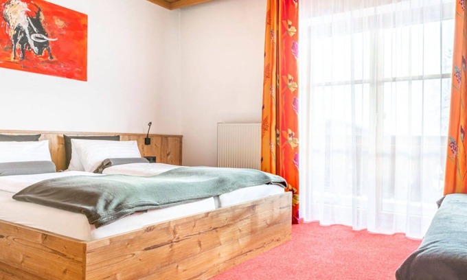Saalfelden am Steinernen Meer Villa | Cosy apartment in villa for 4 people with TV, balcony, panoramic view and parking