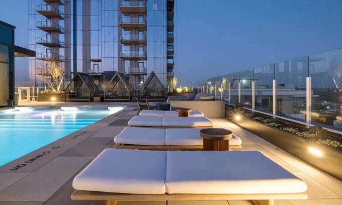 Rainey Street Historic District Condo | Austin Cowboy |Heated Rooftop Pool| by Barclé