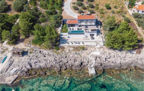 Blato House | Awesome Home In Karbuni With Sauna