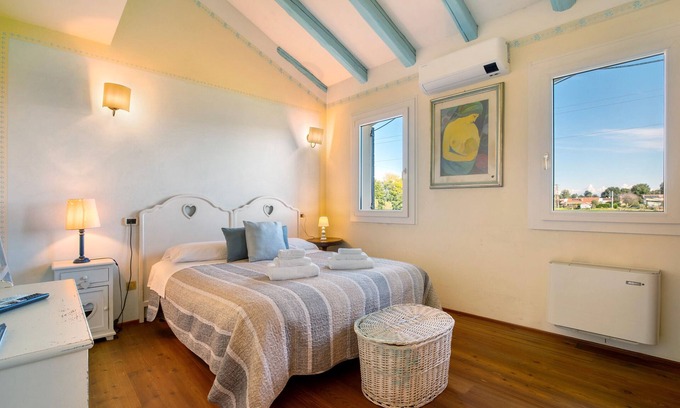 Mirano Apartment | 'Azzurra' Room with Shared Garden, Wi-Fi and Air Conditioning
