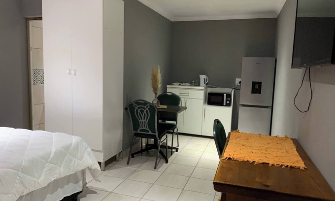 Motherwell Bed & Breakfast | Beach view, en-suite bedroom
