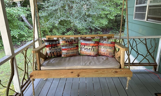 Franklin Cabin | Beat the heat. Cool off in the mountains of western NC. New mini split AC.