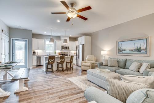 Morehead City House | Beaufort Townhome with Pool Access 2 Mi to Downtown