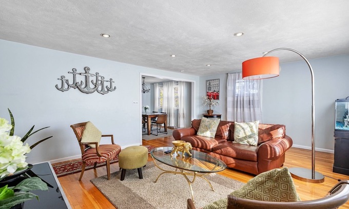 Waltham Apartment | Beautiful 3BD/1BA apartment W Parking 6274