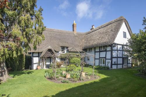 Twigworth House | Beautiful 4 Bedroom Cotswold Thatched Cottage