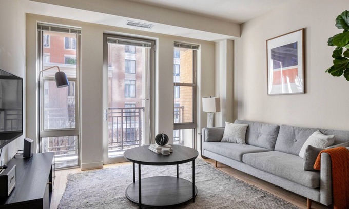 Clarendon Apartment | Beautiful Clarendon 1BR w/Pool, nr Restaurants & Bars, by Blueground