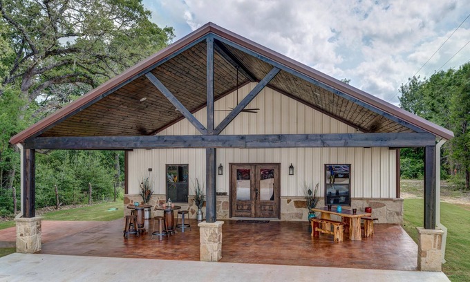 Caldwell House | Beautiful custom barndominium perfect for Aggie game day, events and getaways!