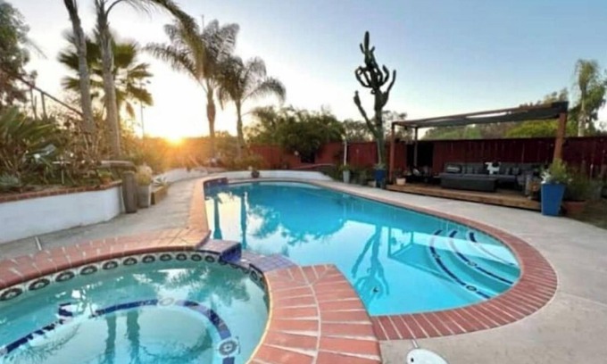 Encinitas House | Beautiful Encinitas 4 bed w/pool & jacuzzi, 5 mins to beach!