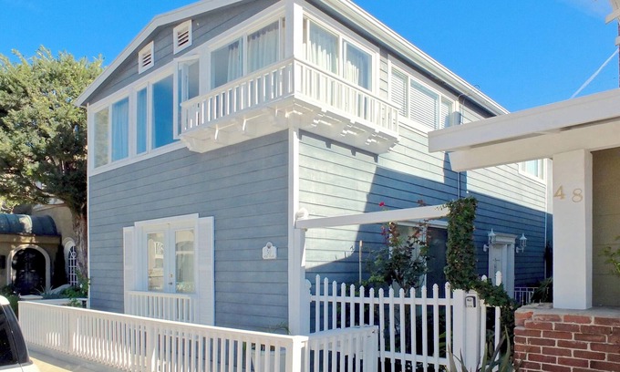 Peninsula House | Beautiful Home, Prime Location/Large Windows/Beach Community Near Belmont Shore
