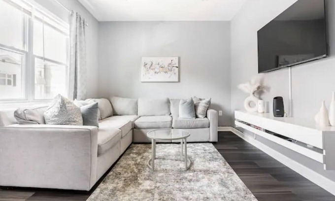 Fairview House | Beautiful House 20 min. to NYC up to 8 People