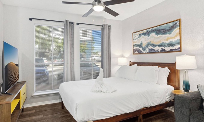 Coronado Hills Apartment | Beautiful Studio in University Hills 5478
