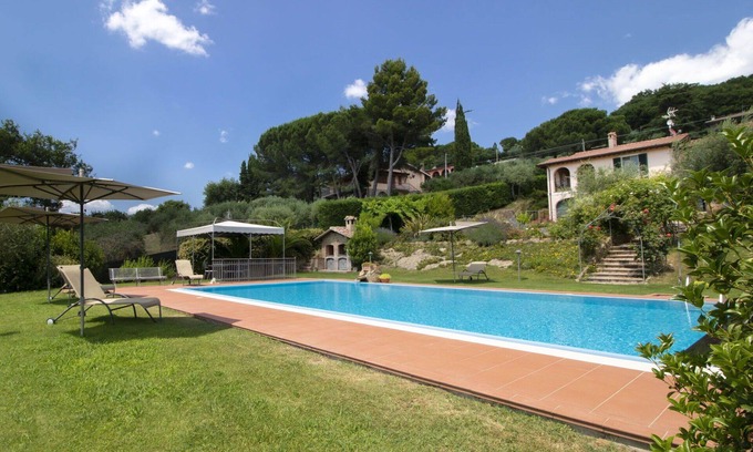 Magione Villa | Beautiful villa for 4 people with hot tub, A/C, WIFI, private pool, TV and patio