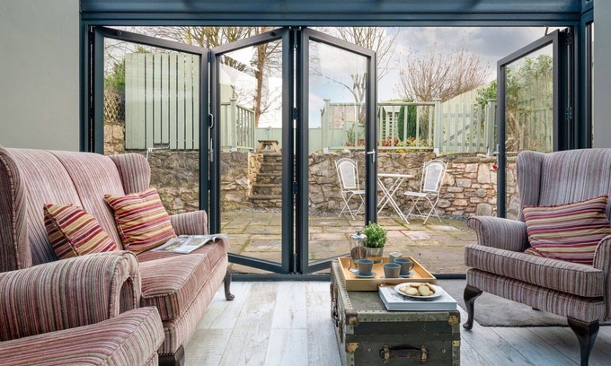 Caerwys House | Beautiful villa for 6 guests with WIFI, TV and pets allowed