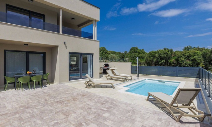 Vinkuran House | Beautiful villa for 6 people with A/C, WIFI, private pool, TV and terrace