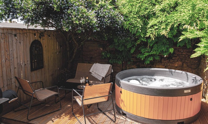 Chipping Norton Cottage | Beautifully presented dog friendly holiday - The Snug