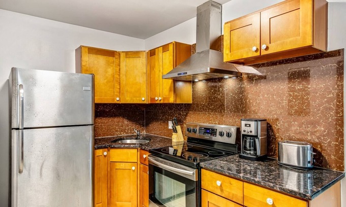 Chinatown Apartment | Bee Home in the City