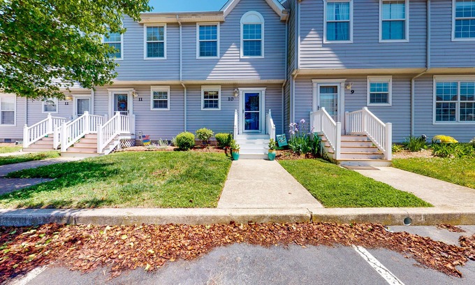 Frankford House | Bethany Meadows townhouse close to beach w/ pool & tennis access and central AC