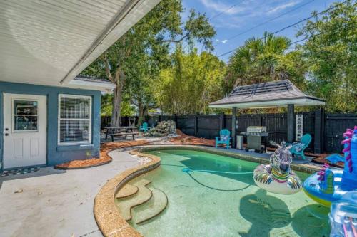 Melbourne House | Big Savings! 5br Poolside