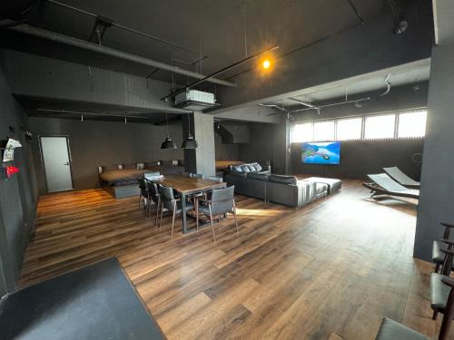 Maejima Apartment | Black Villa Naha 最大8名宿泊可 136平米 美栄橋駅 徒歩1分 国際通り 徒歩7分