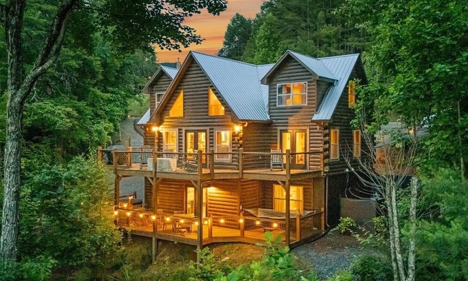 My Mountain Cabin | Blue Ridge Shadows Lodge: Escape to the serene Blue Ridge Mountains